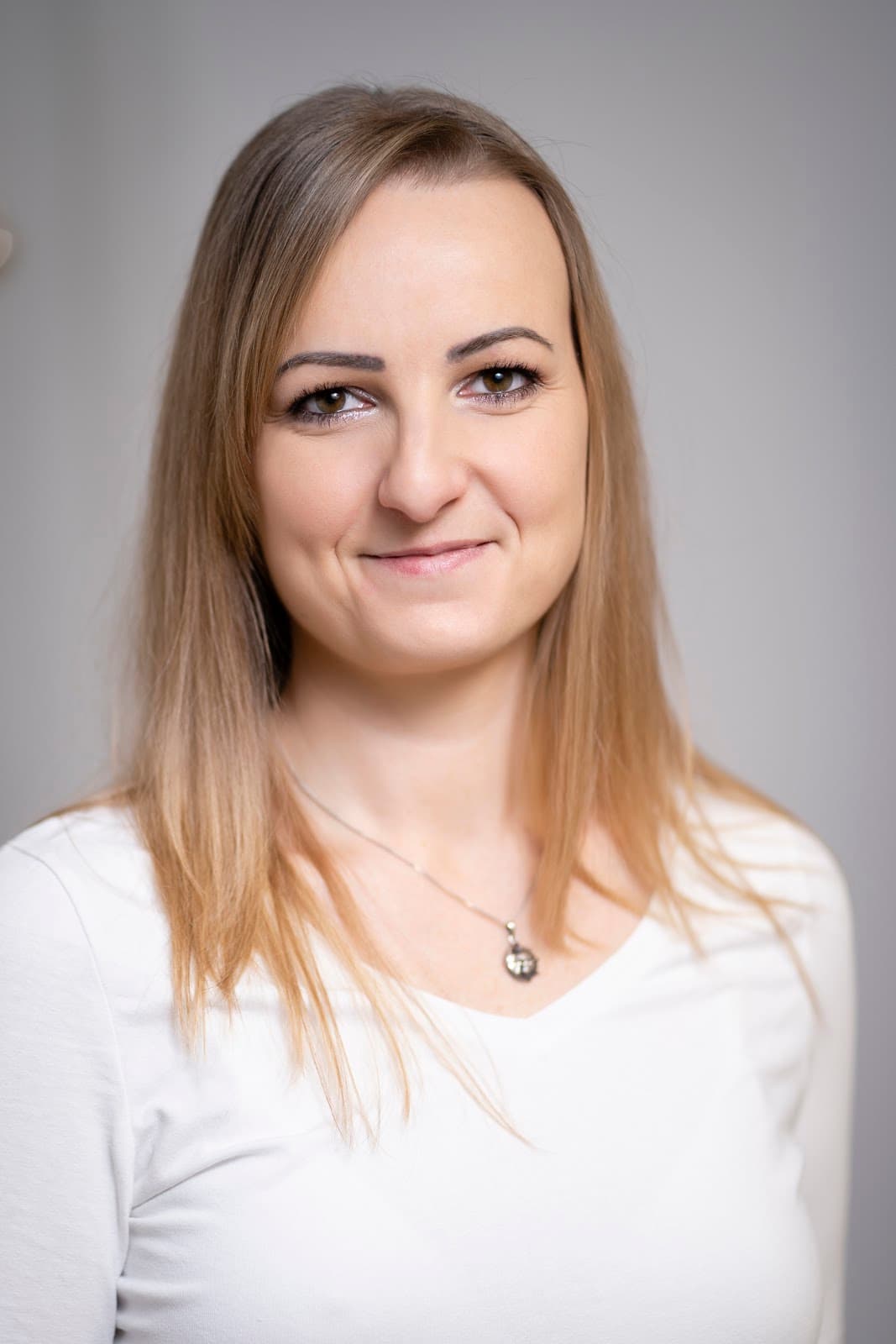 Pécsi Gabi Nail Artist | Zuglói Körmös | Kézápolás | Műkörömépítés | Gél lakkozás | Szépségszalon | Manikűr | Bosnyák